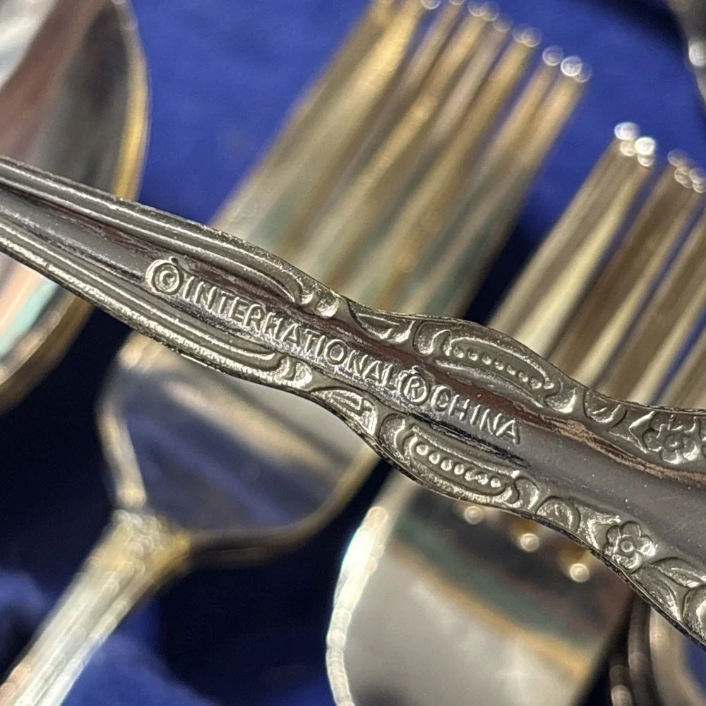 International Silver Company San Marcos 70 Pc 24kt Gold Plated Flatware Set